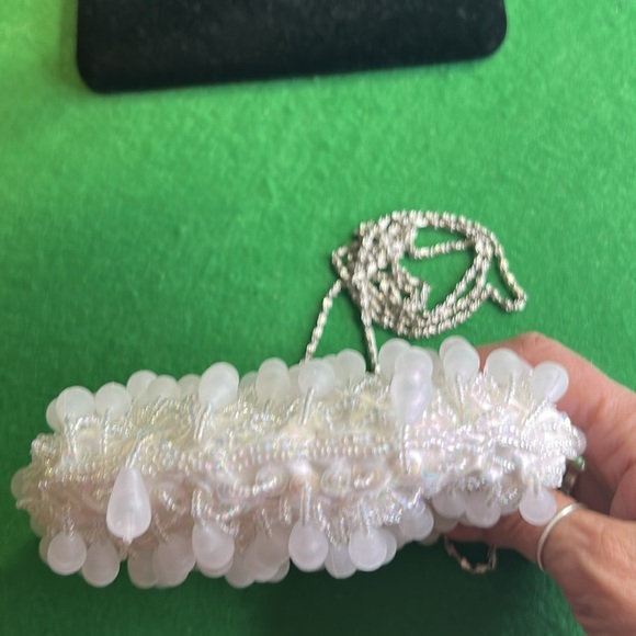 CEM RARE WHITE BEADED KISS-LOCK CLOSURE CROSSBODY CLUTCH - Picture 5 of 16